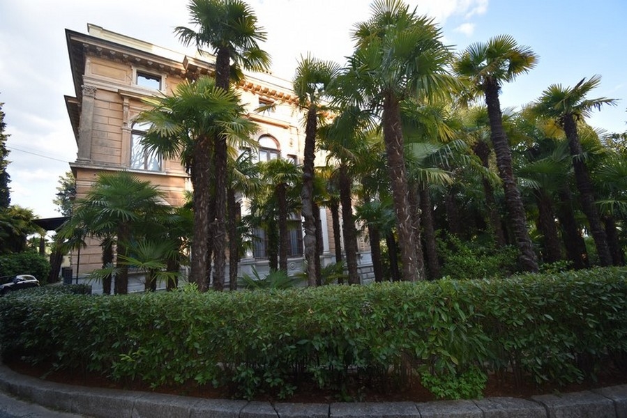 Villa storica a Opatija dietro alte palme