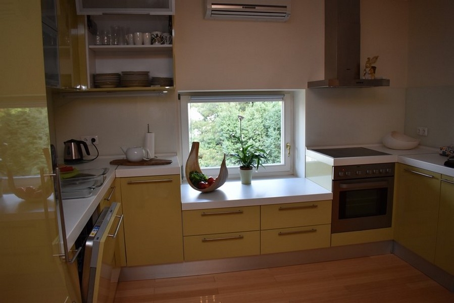 Cucina con finestra e forno