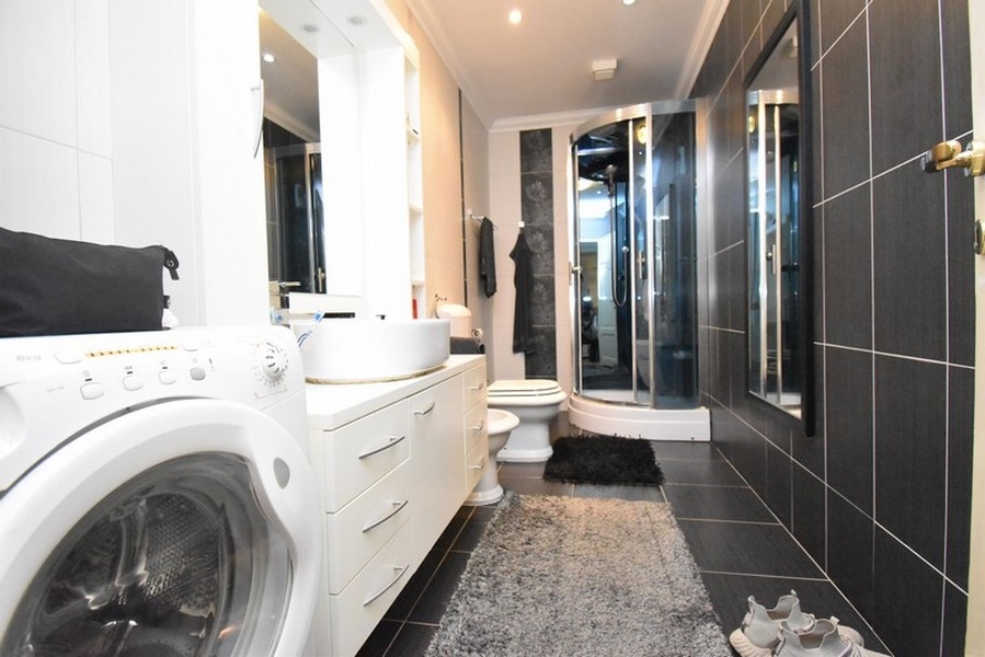 Bagno con lavatrice e doccia