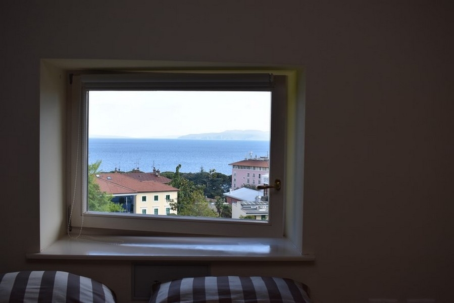 Finestra con vista sui tetti e sulla baia