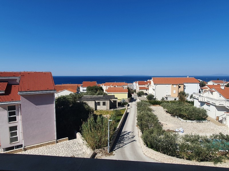 Vista mare sui tetti della città costiera in Croazia