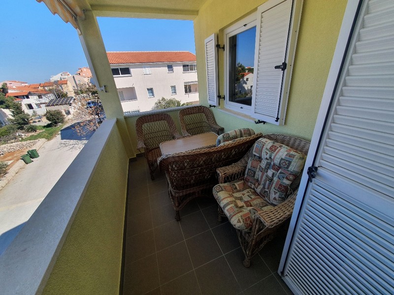 Balcone coperto con zona seduta e vista mare