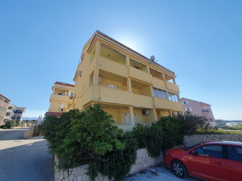 Casa plurifamiliare con appartamenti vacanza e posti auto