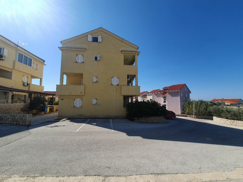 Casa residenziale con posti auto esterni in posizione tranquilla