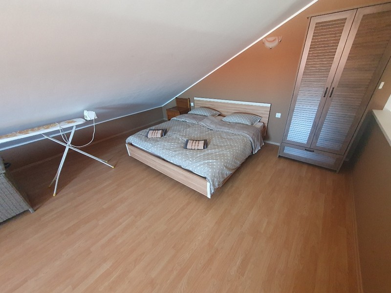 Camera da letto nel sottotetto con letto matrimoniale e armadio