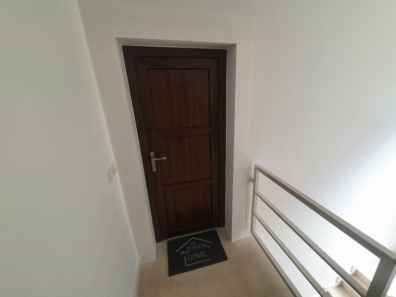 Ingresso dell'appartamento con rampa di scale
