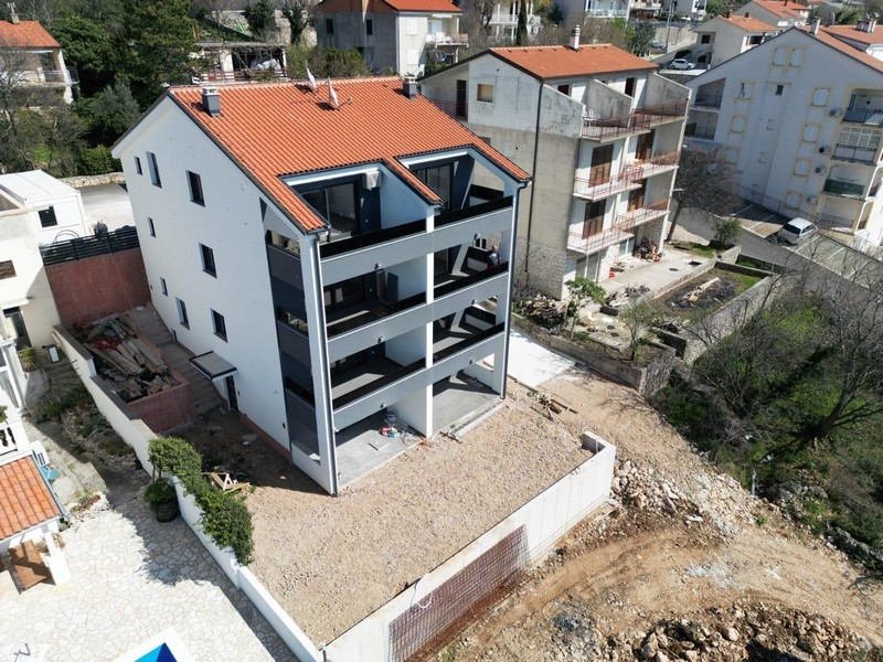 Costruzione al grezzo con piani aperti e cantiere accanto