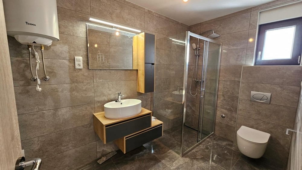 Bagno con piastrelle di pregio.