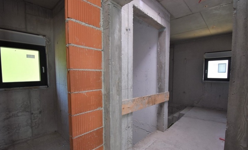 Interno al grezzo con pareti di mattoni e cemento