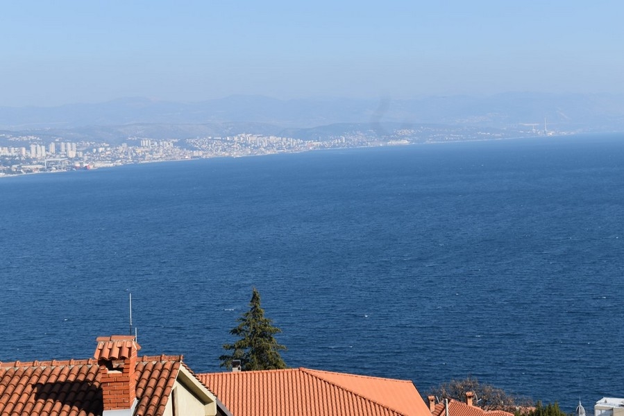 Vista sui tetti di tegole e sull'ampia baia