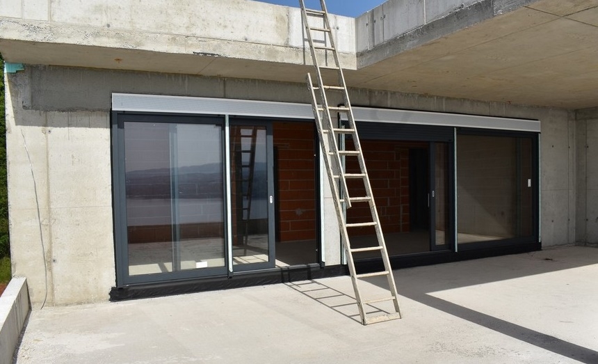 Vetrata al grezzo con scala a pioli al soffitto