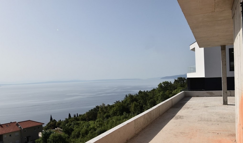 Terrazza non intonacata con vista sulla costa