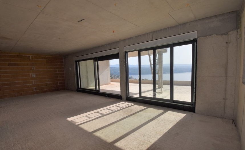 Ambiente al grezzo con porte scorrevoli sulla terrazza