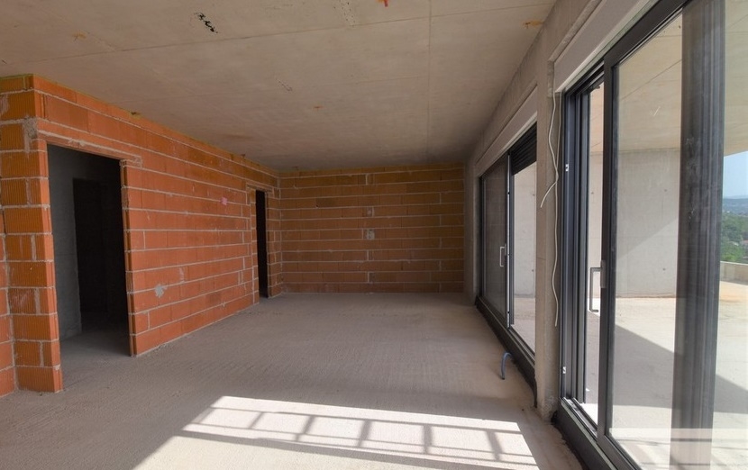 Interno al grezzo con grandi finestre e vista mare