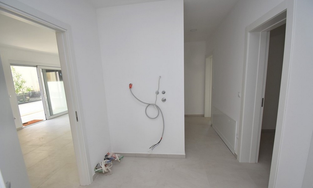 Corridoio con porte aperte e cavi nella parete