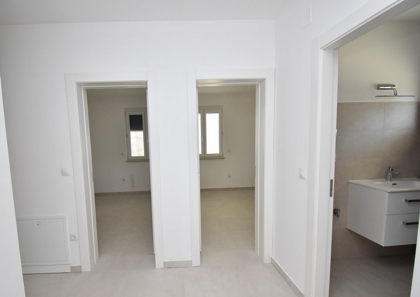 Ingresso con due porte delle stanze e vista sul bagno