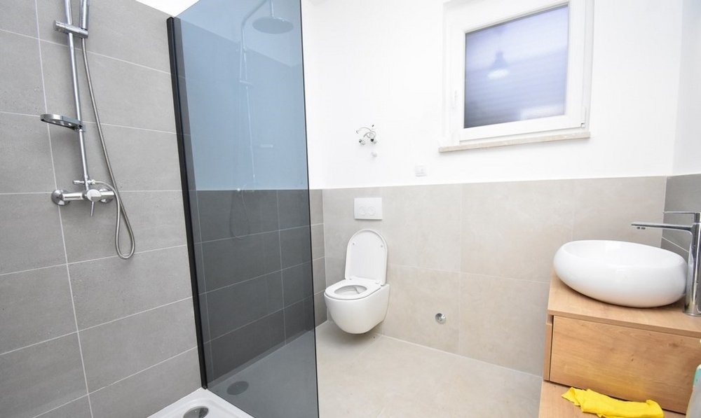 Bagno con doccia walk-in e lavabo rotondo da appoggio