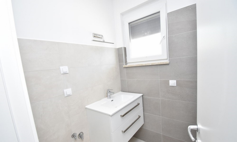 Piccolo bagno con lavabo e finestra