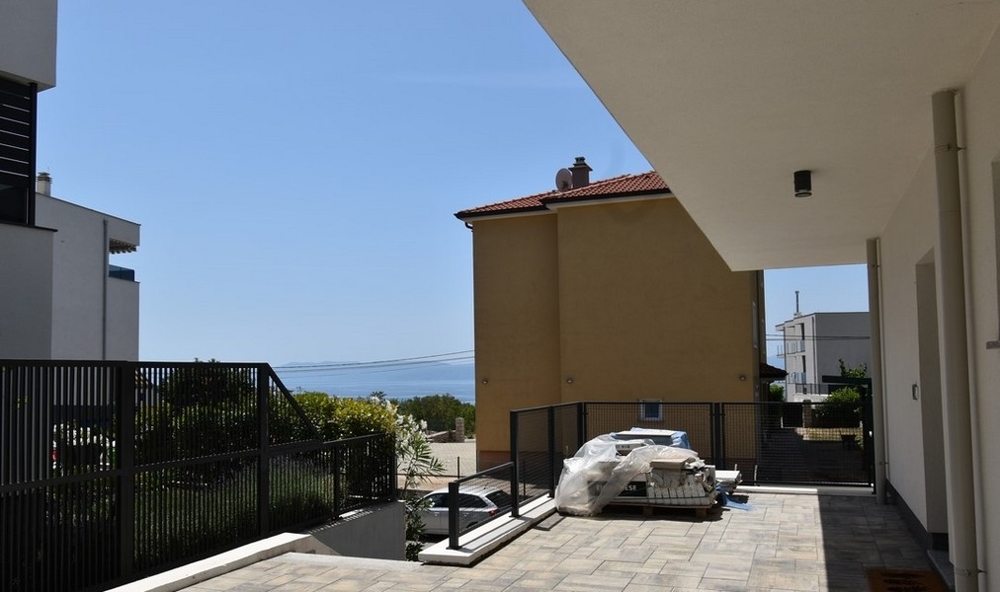Terrazza con pavimentazione e vista mare