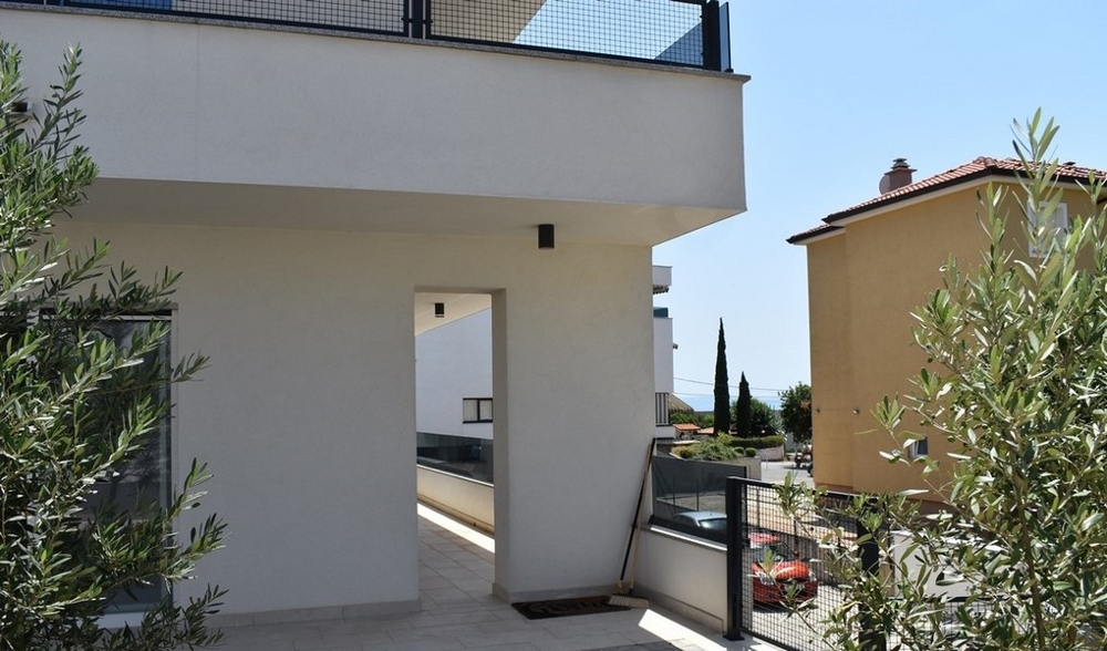 Passaggio sotto il balcone tra gli ulivi