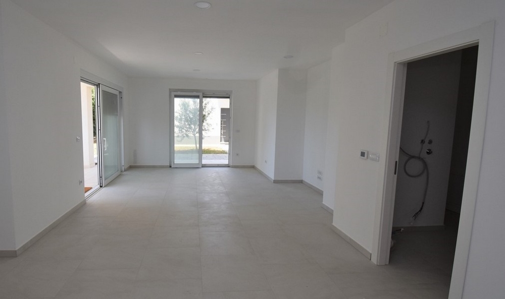 Stanza luminosa con due porte sulla terrazza