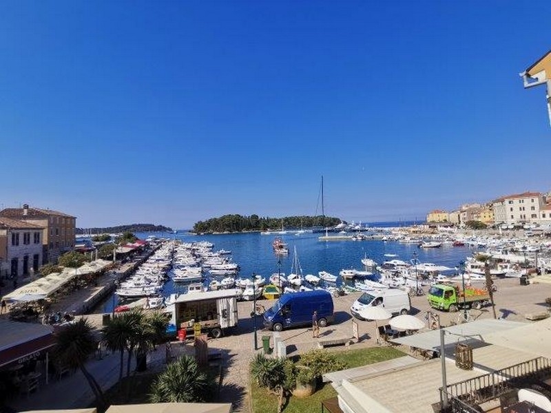 Vista sul porto di Rovinj con barche e lungomare
