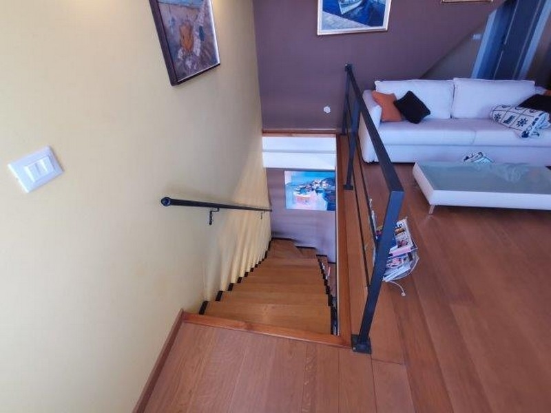 Camera da letto sotto la scala con parete viola a Rovinj