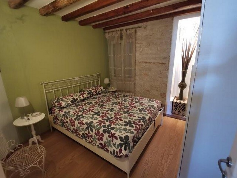 Camera da letto con parete verde e letto nel centro storico di Rovinj