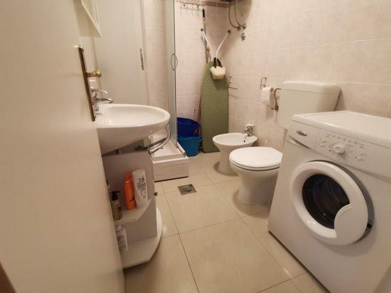 Bagno con lavatrice in maisonette a Rovinj