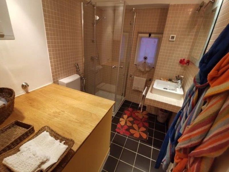 Bagno con lavabo in legno in appartamento a Rovinj