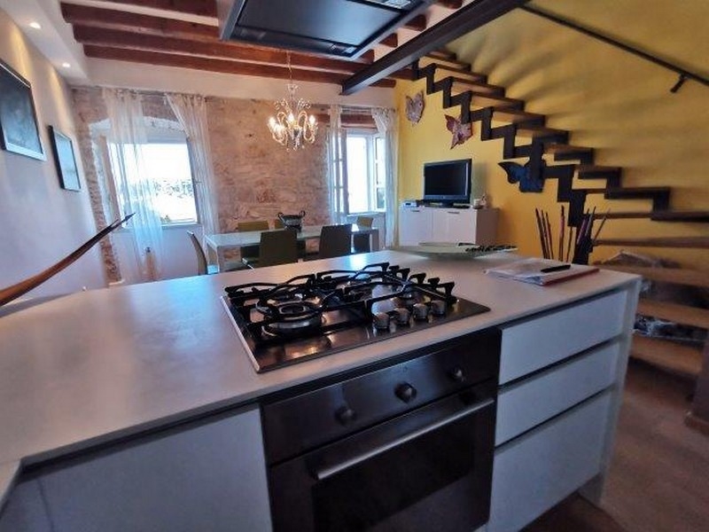 Cucina con fornello a gas e isola nel centro storico di Rovinj