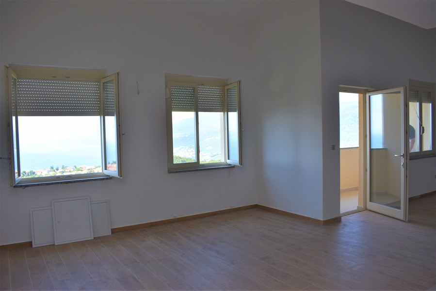 Stanza con due finestre e vista su mare e montagne