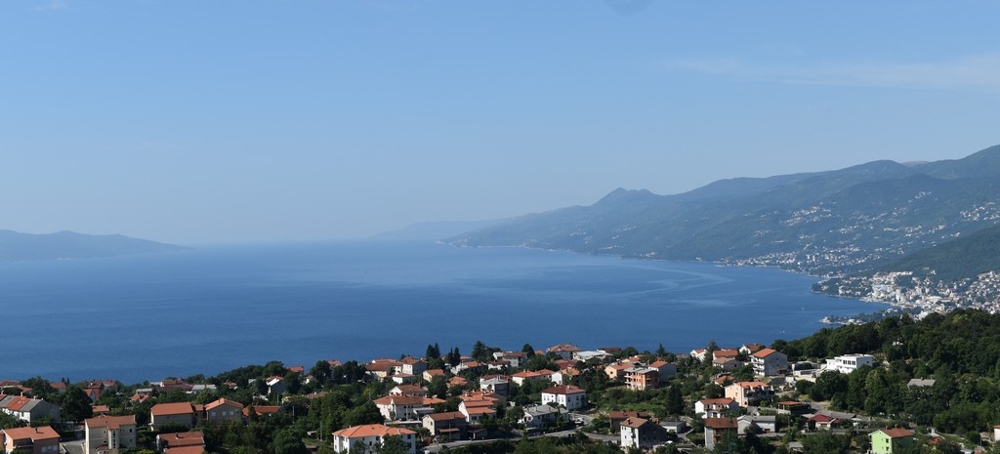 Panorama sui tetti e sulla costa fino ai monti