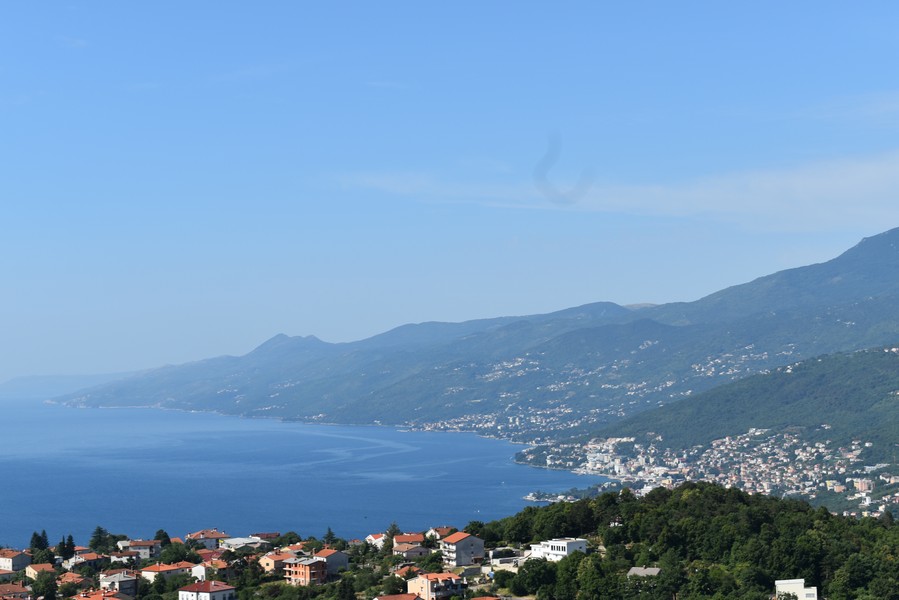 Costa con pendii boscosi e paesi sull'acqua