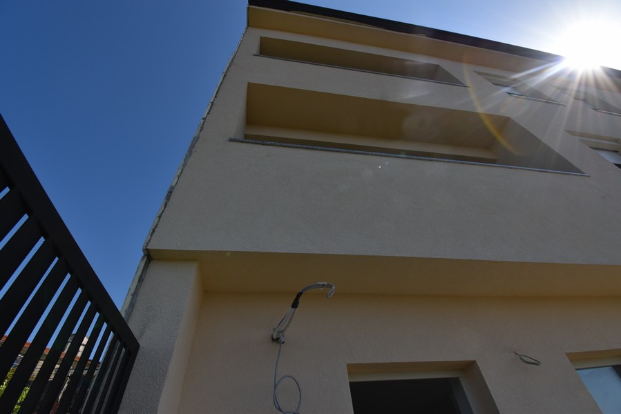 Facciata della casa dal basso con finestre a nastro in controluce