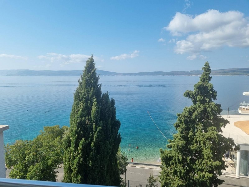 Appartamento a Selce con vista su spiaggia e mare oltre i cipressi
