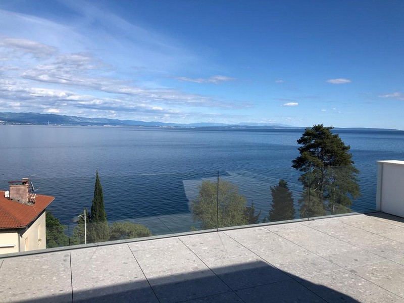 Vista panoramica sul mare da una terrazza sul tetto a Opatija, Croazia