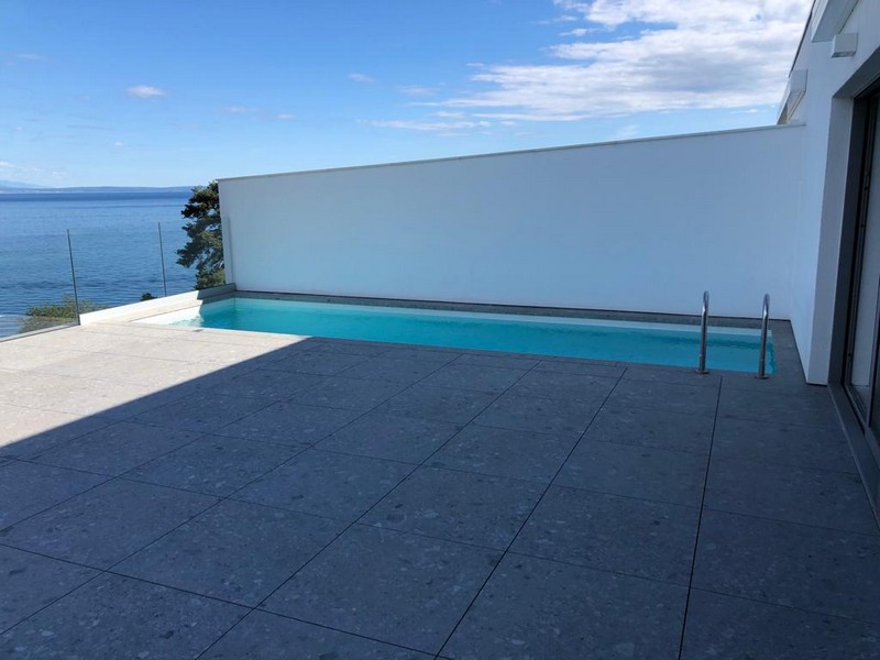 Piscina sulla terrazza sul tetto direttamente sopra l'acqua