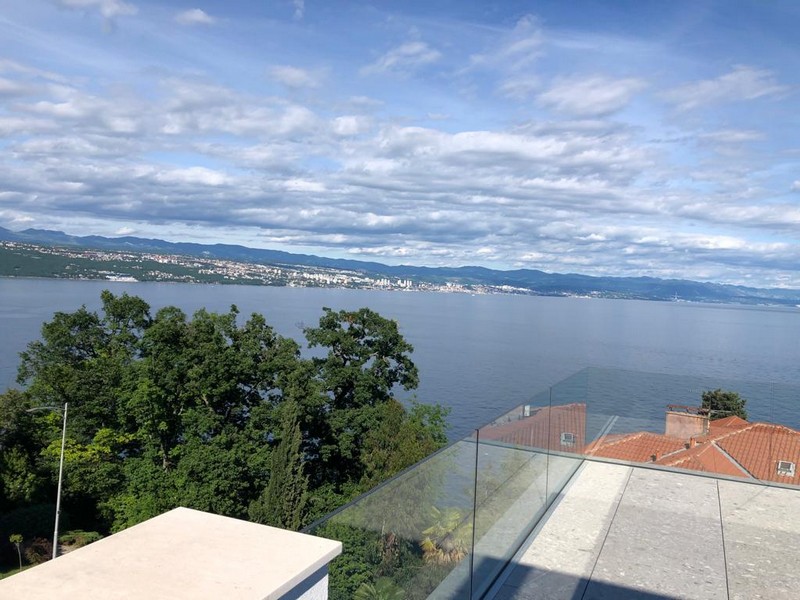 Vista sugli alberi, sul mare e sulla baia