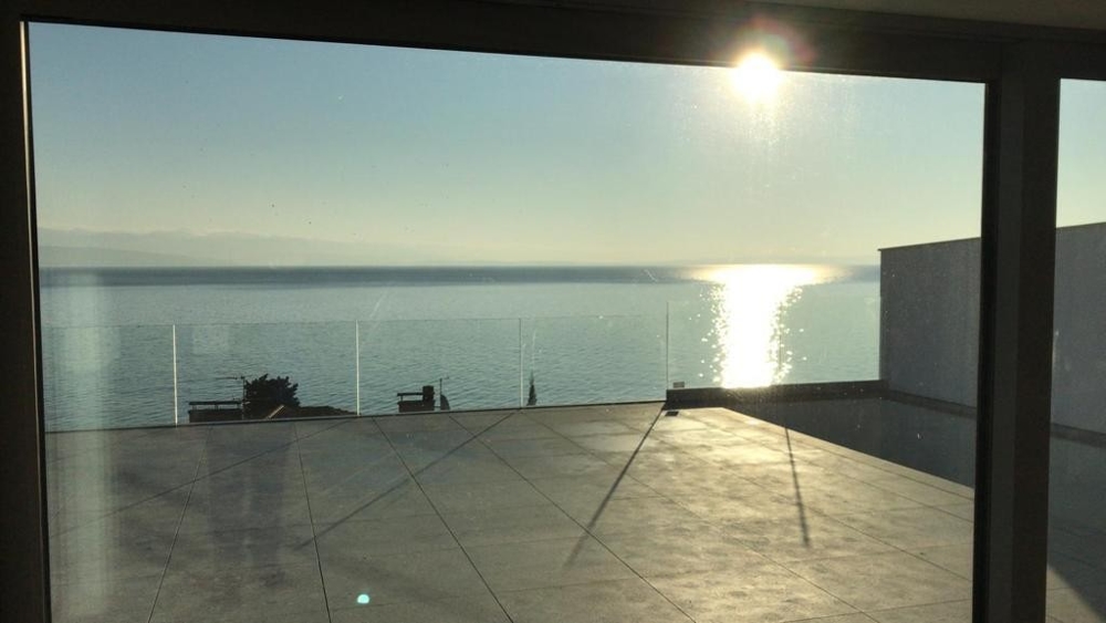 Vista dalla zona giorno sulla terrazza in controluce