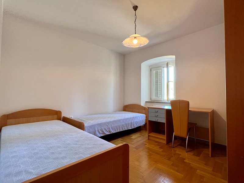 Stanza con due letti singoli e scrivania alla finestra