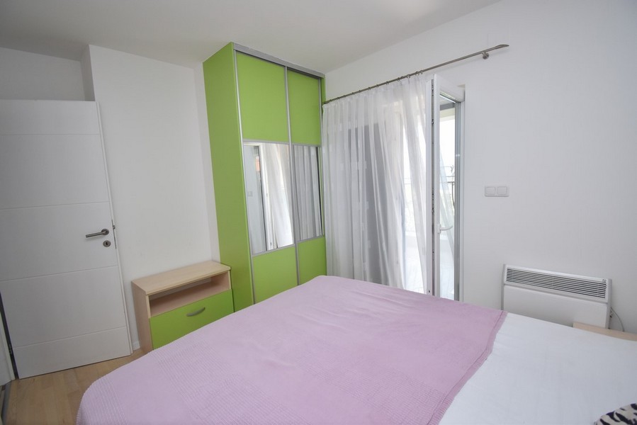 Camera da letto con letto matrimoniale e armadio a muro