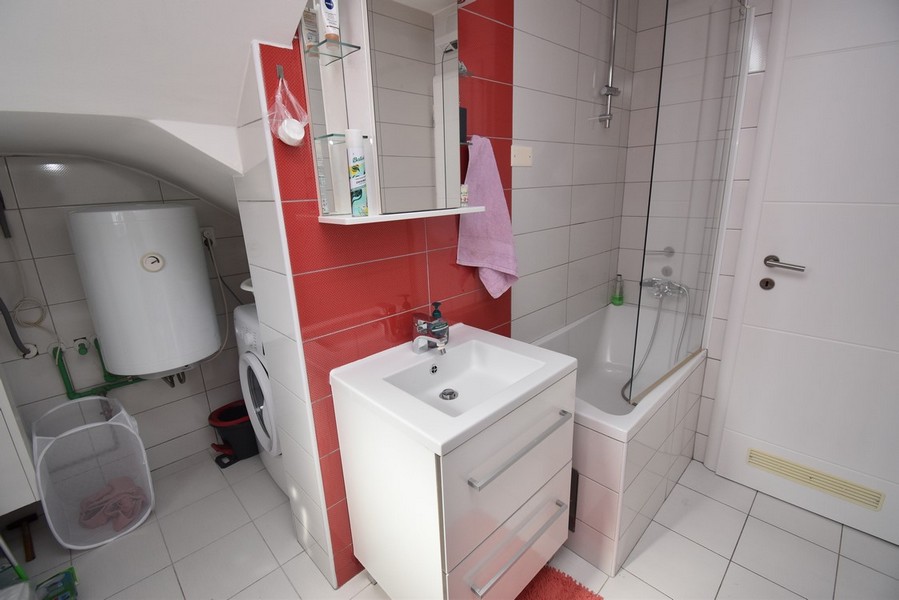 Bagno con lavabo e doccia