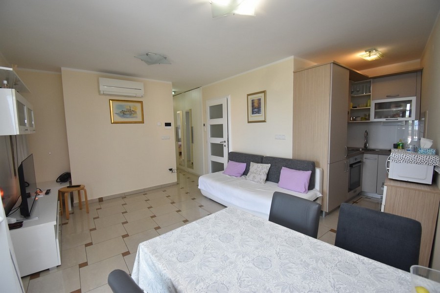 Monolocale con letto e cucina lineare