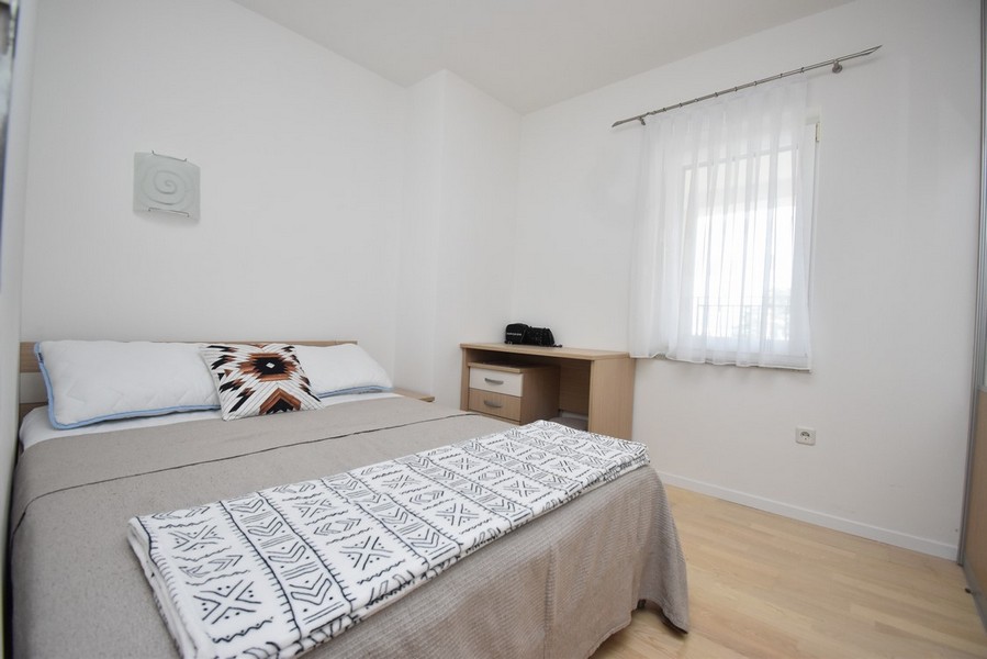 Camera da letto con letto matrimoniale e finestra