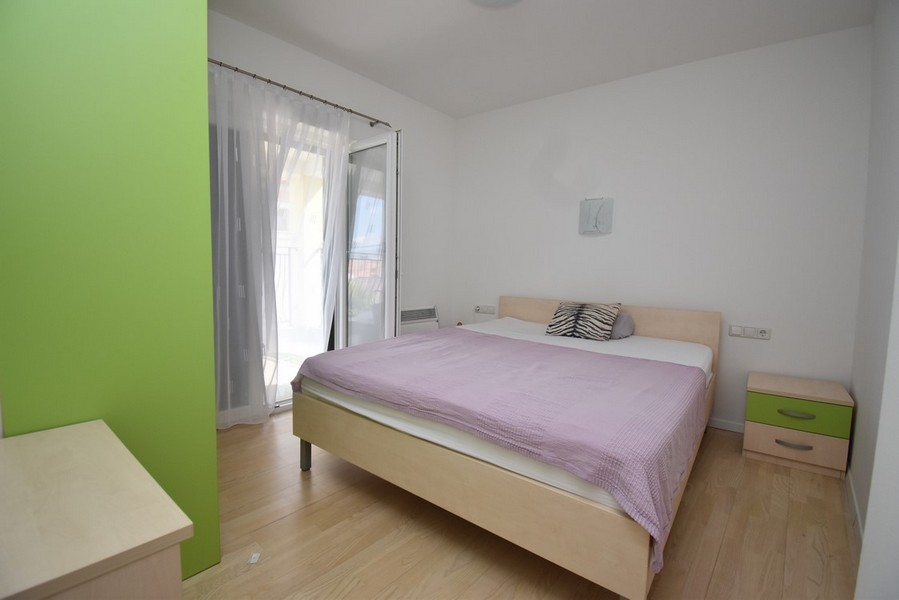 Camera da letto con letto matrimoniale e vista sul giardino