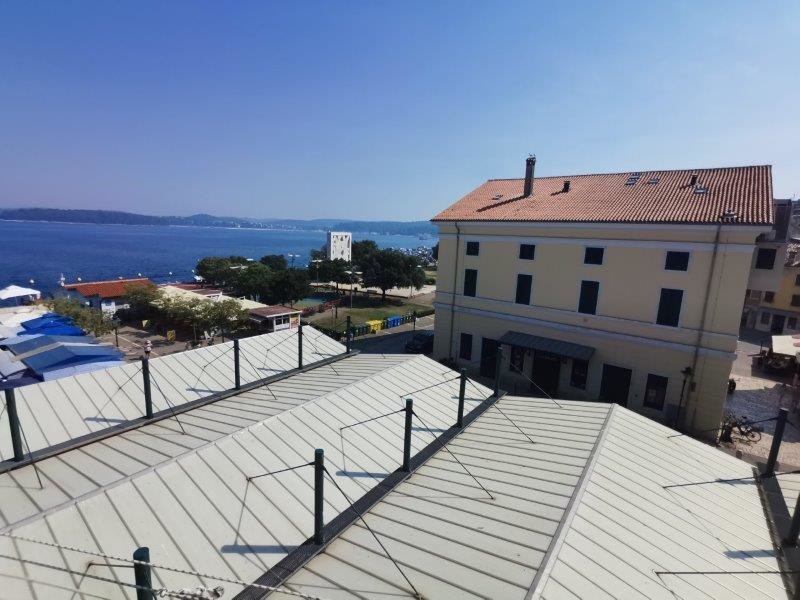 Terrazza sul tetto con vista mare sulla città vecchia di Rovinj