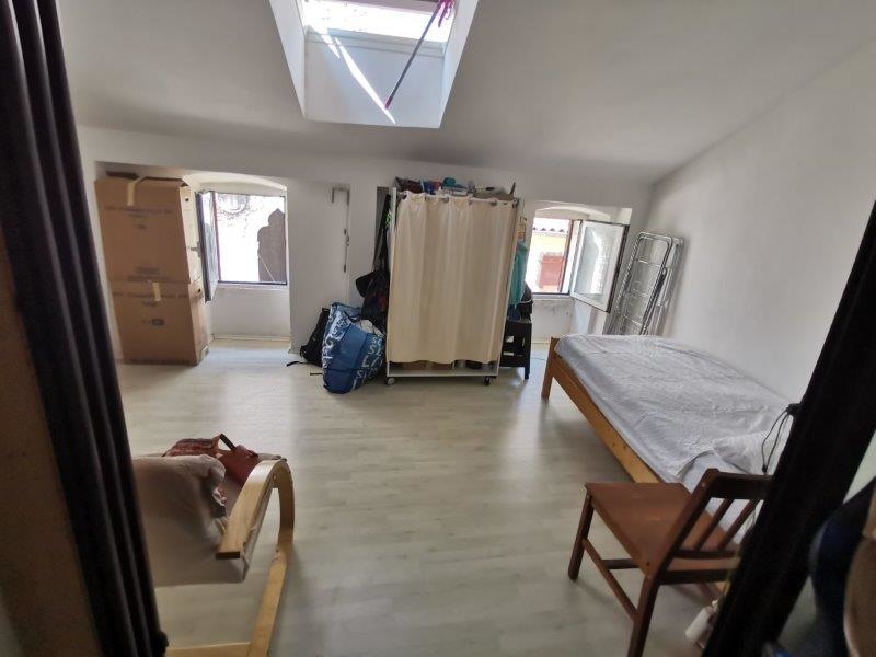 Stanza vuota con lucernario in appartamento nella città vecchia di Rovinj