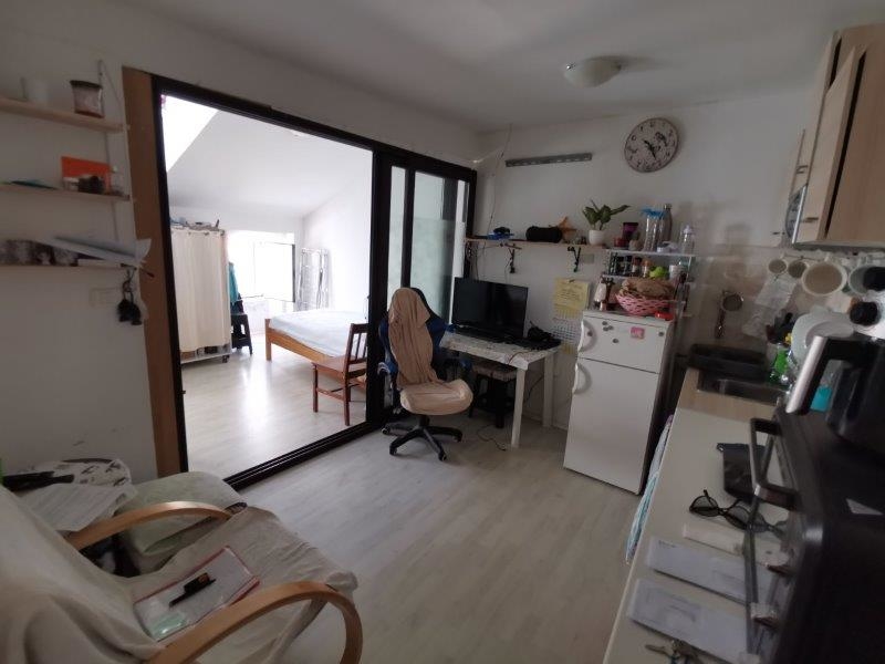 Soggiorno con sedie e TV in appartamento a Rovinj