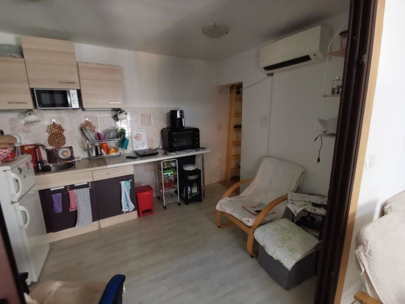 Zona giorno con libreria in appartamento a Rovinj
